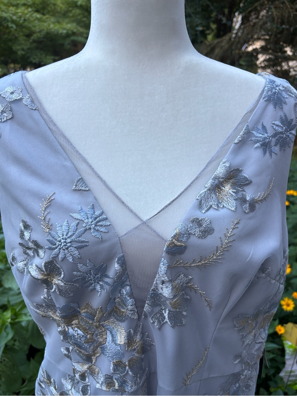 GORGEOUS NWT 🌟🌟 Embroidered Silver Gray Long Gown with Scalloped Hem 💫